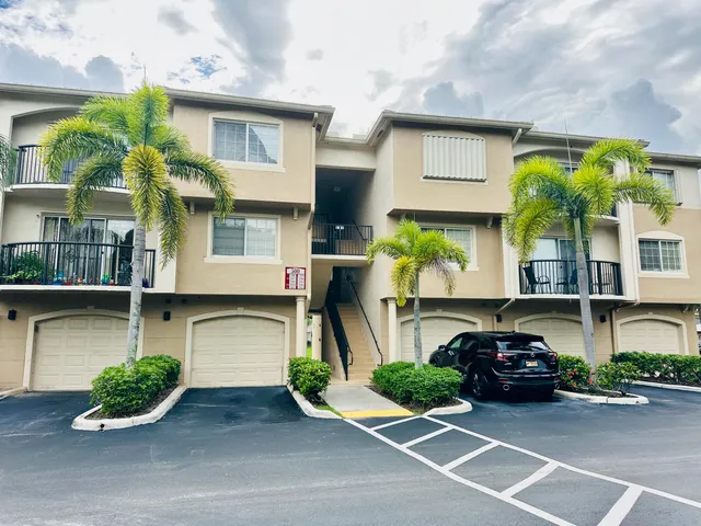 2-bedroom rental at 500 N CRESTWOOD Court N #519, Royal Palm Beach