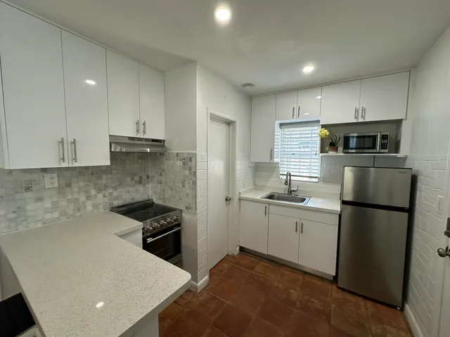 1-bedroom rental at 2703 NE 6TH Lane #2, Wilton Manors