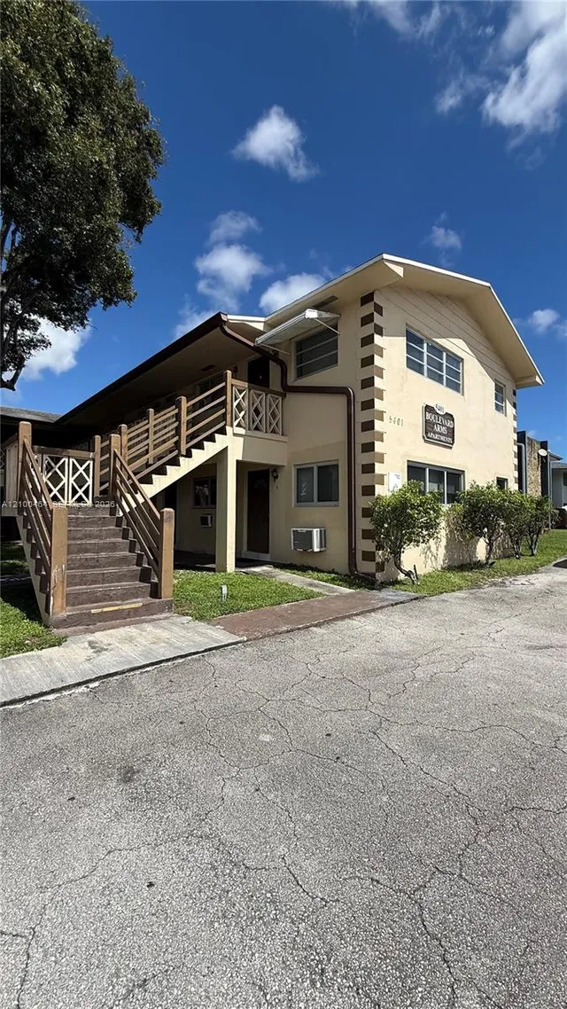 2-bedroom rental at 5401 Hollywood Boulevard #15, Hollywood