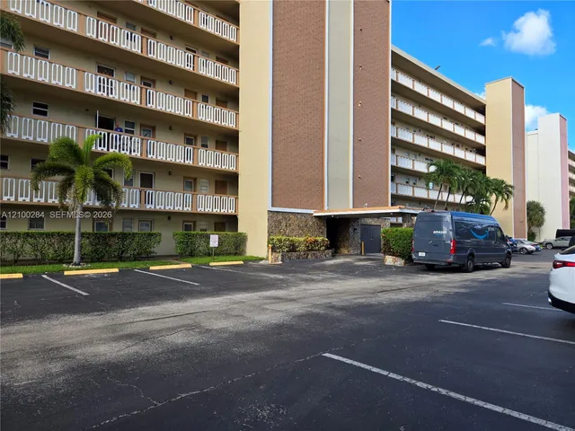 2-bedroom rental at 900 NE 12th Avenue #608, Hallandale Beach