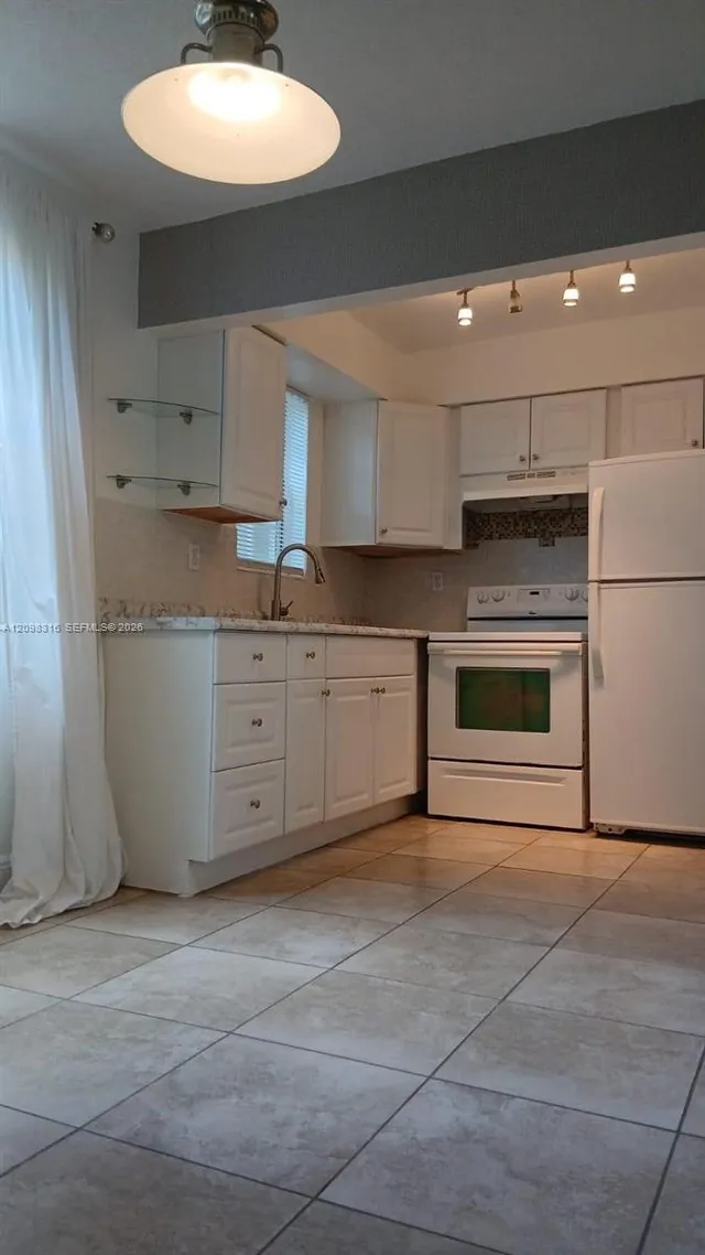 1-bedroom rental at 2200 Taylor Street #105, Hollywood