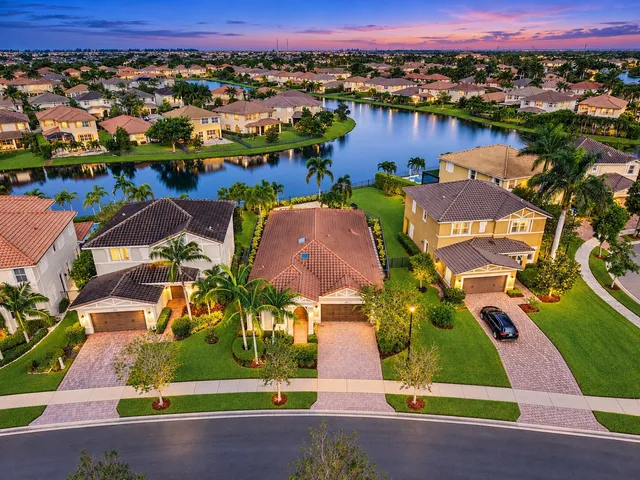 4-bedroom home at 8561 LAKESIDE Bend, Parkland