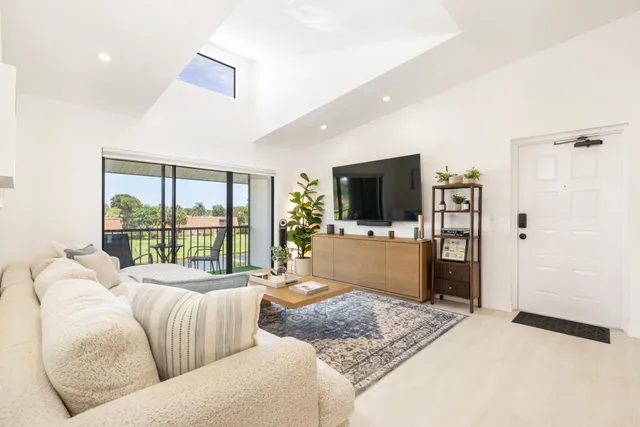 2-bedroom rental at 1008 GREEN PINE Boulevard #H3, West Palm Beach