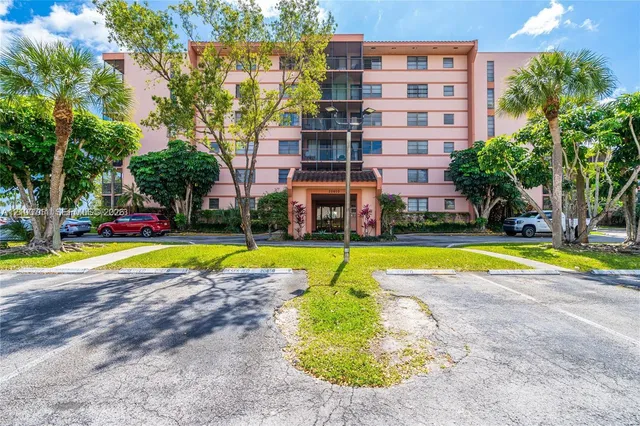 2-bedroom home at 20850 San Simeon Way #106-5, Miami