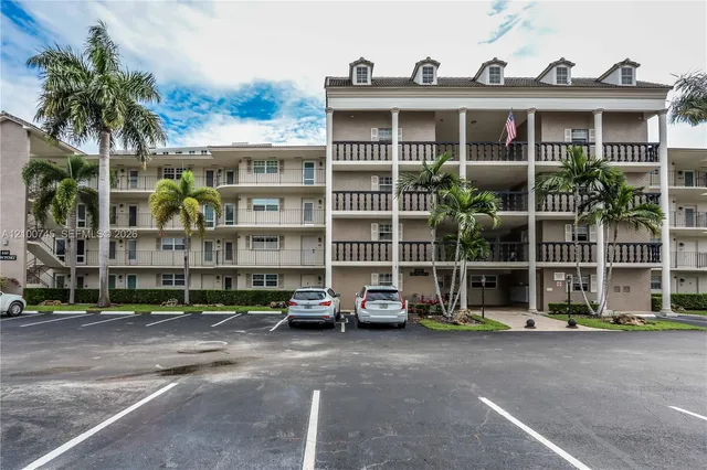 2-bedroom home at 440 Paradise Isle Boulevard #107, Hallandale Beach