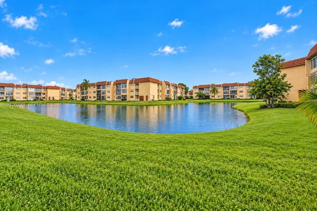 2-bedroom home at 8901 Sunrise Lakes Boulevard #204, Sunrise