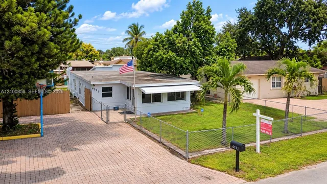 4-bedroom home at 6331 Taylor Street, Hollywood