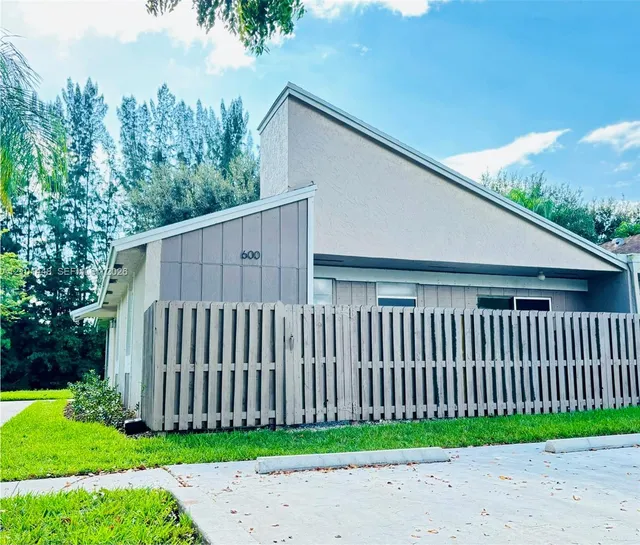 3-bedroom rental at 600 Woodgate Circle #A, Sunrise