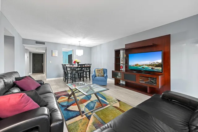 2-bedroom rental at 7286 HUNTINGTON Lane #402, Delray Beach