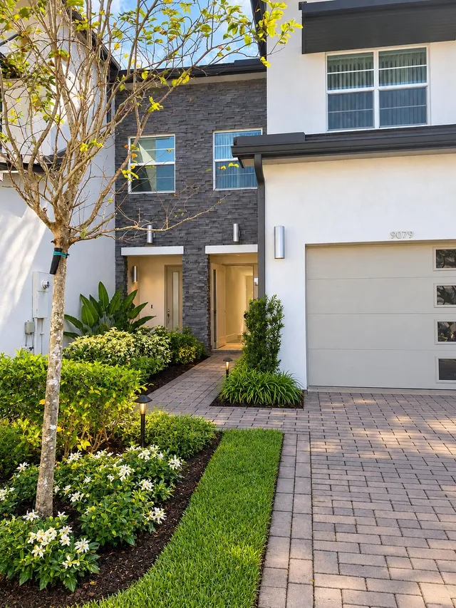3-bedroom rental at 9079 KINGSMOOR Way #9079, Lake Worth