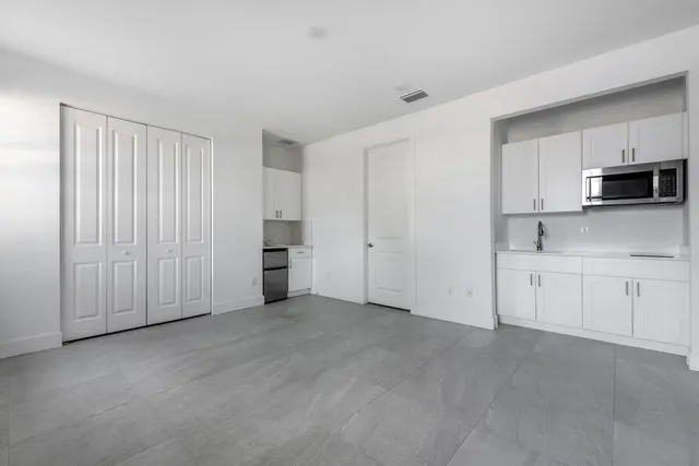 1-bedroom rental at 5852 Buccaneer Trail #Efficiency, West Palm Beach