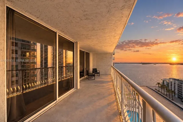 1-bedroom home at 1200 Brickell Bay Drive #1907, Miami