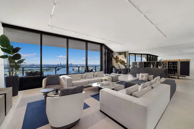 4-bedroom home at 1000 Biscayne Boulevard #3302, Miami