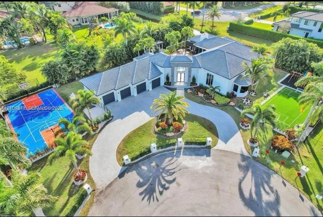 9-bedroom rental at 11400 NW 7th Street, Plantation