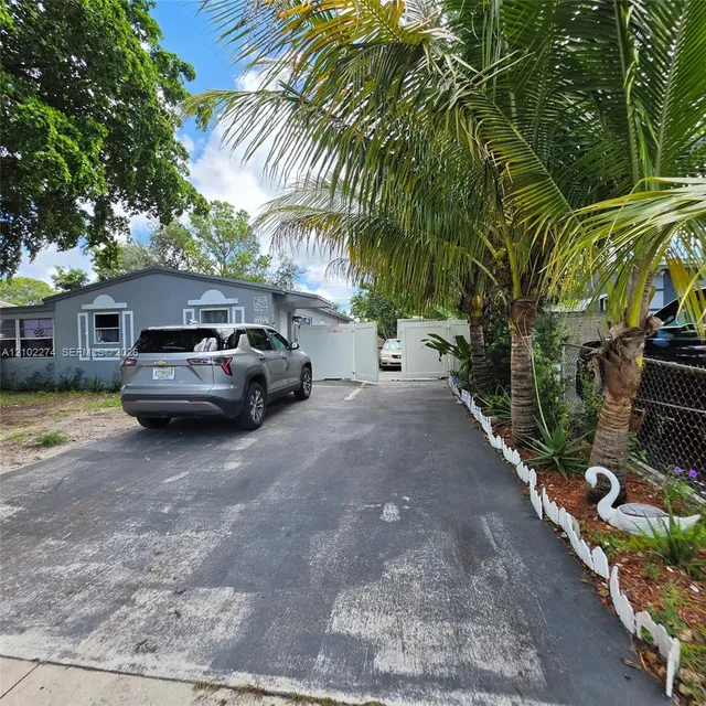 3-bedroom home at 1611 N 69th Way, Hollywood