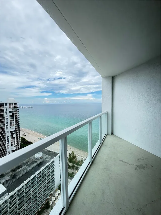 3-bedroom rental at 16699 Collins Avenue #2806, Sunny Isles Beach