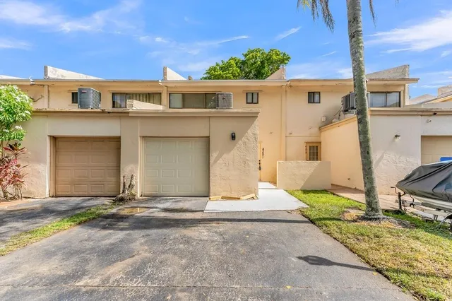 2-bedroom home at 4281 NW 76 Avenue, Davie