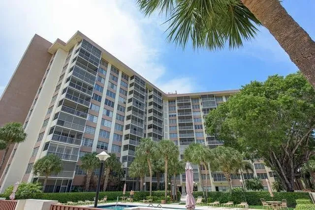 1-bedroom rental at 10777 W SAMPLE Road #910, Coral Springs