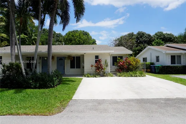 3-bedroom rental at 11043 SW 79th Avenue #0, Pinecrest