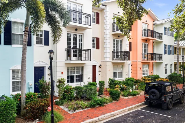 3-bedroom home at 1009 W Heritage Club Circle, Delray Beach