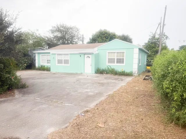 6-bedroom rental at 126 W 17TH Street, Riviera Beach