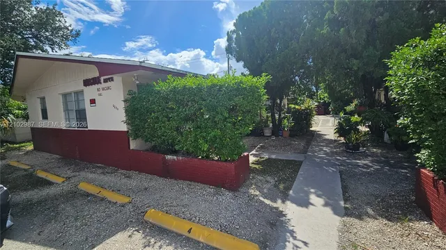 1-bedroom rental at 6204 Dewey Street #4, Hollywood