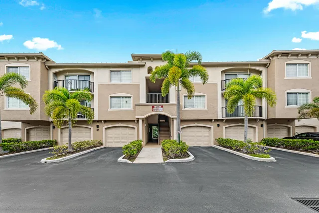 3-bedroom home at 200 Crestwood Court N #211, Royal Palm Beach