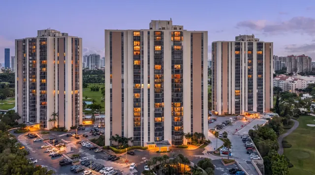 2-bedroom home at 20301 W COUNTRY CLUB Drive #523, Aventura