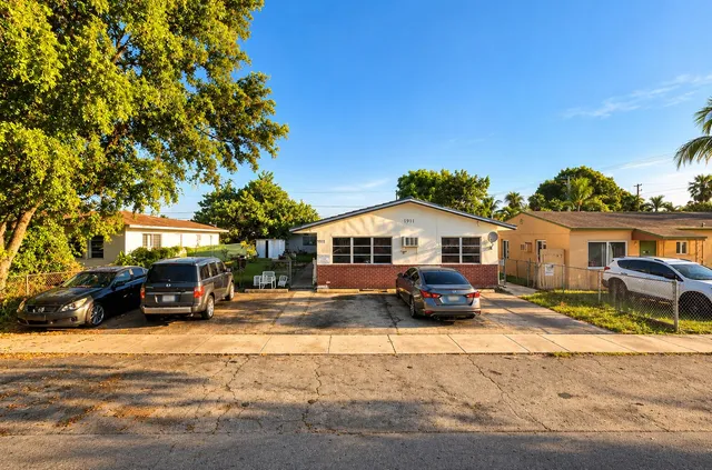 1-bedroom rental at 1911 Roosevelt Street, Hollywood