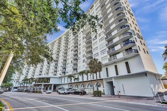 3-bedroom home at 6039 Collins Avenue #1736, Miami Beach
