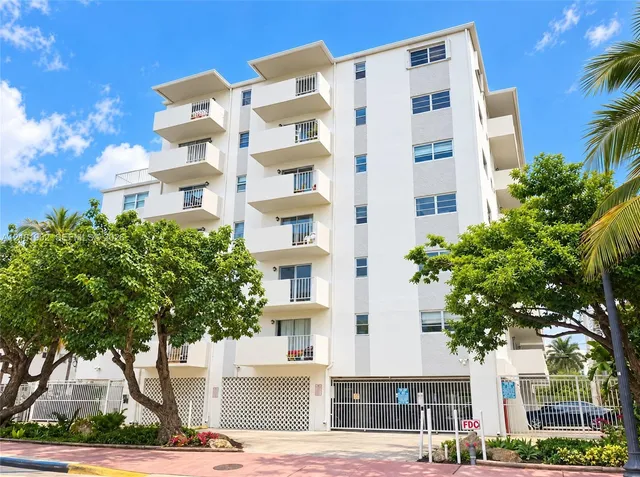 1-bedroom rental at 240 Collins Avenue #3E, Miami Beach