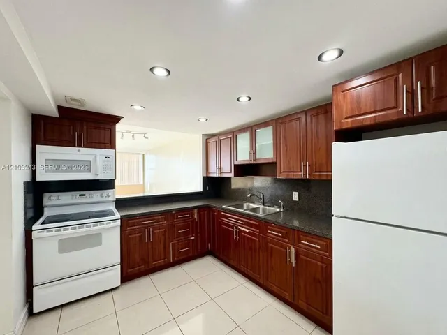 1-bedroom rental at 1351 NE Miami Gardens Drive #403E, Miami