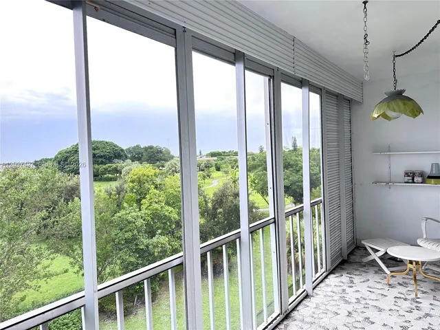 1-bedroom rental at 950 Hillcrest Drive #511, Hollywood