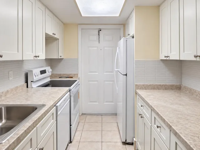 2-bedroom rental at 1500 CRESCENT Circle #B210, Lake Park