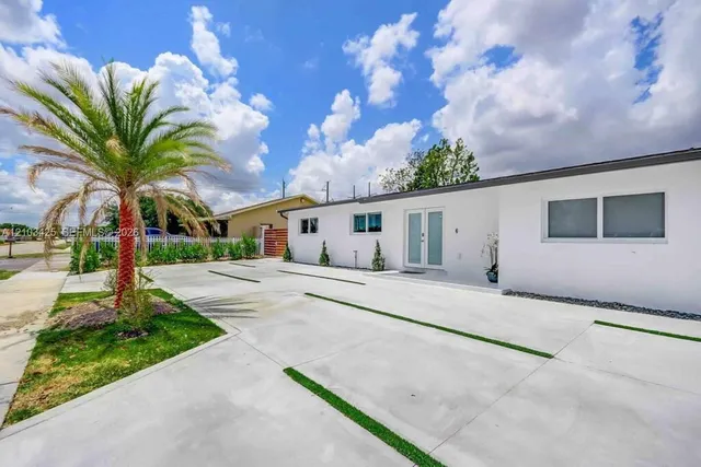 5-bedroom rental at 3530 SW 104th Avenue #1, Miami