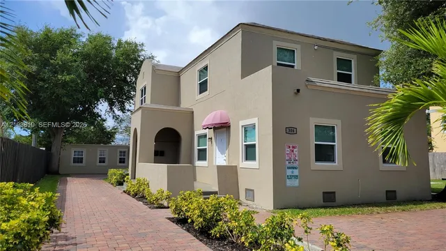 2-bedroom rental at 306 Hawthorne Drive #2, Lake Park