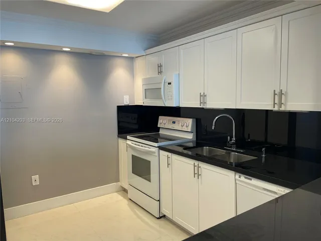 1-bedroom rental at 5701 Collins Avenue #911, Miami Beach