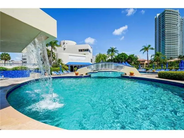 2-bedroom rental at 19707 Turnberry Way #18L, Aventura