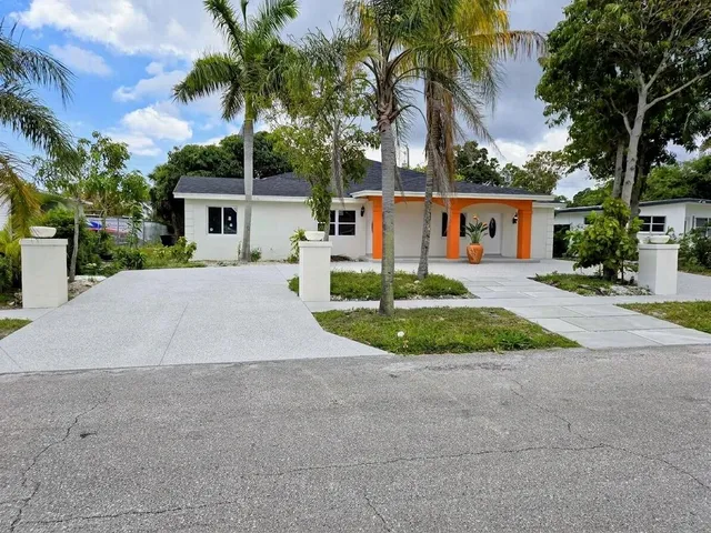 7-bedroom rental at 424 E ILEX Drive, Lake Park