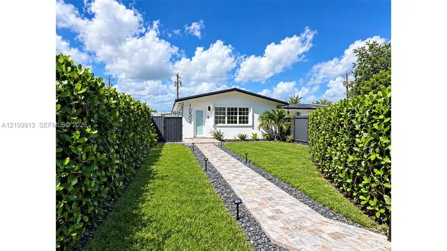 2-bedroom rental at 10504 SW 77th Court #10504, Pinecrest