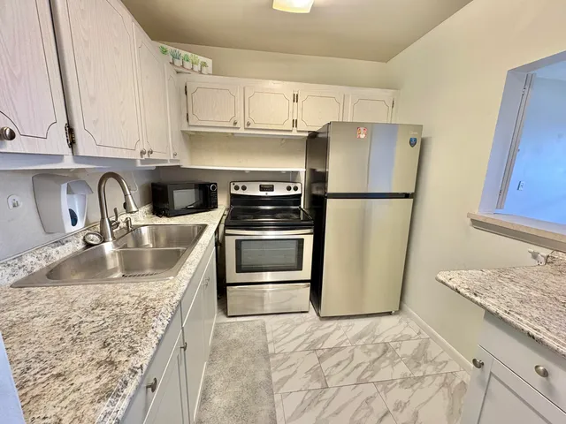 1-bedroom rental at 47 EASTHAMPTON B, West Palm Beach