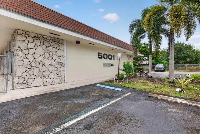 Commercial at 5001 S UNIVERSITY Drive, Davie