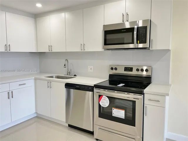 1-bedroom rental at 16950 W Dixie Highway #A324, North Miami Beach