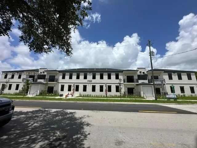 2-bedroom rental at 17020 SW 104th Avenue #105, Miami