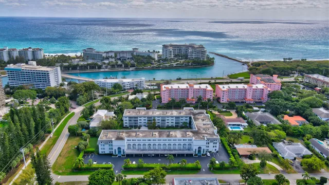 2-bedroom rental at 800 E Camino Real #305, Boca Raton
