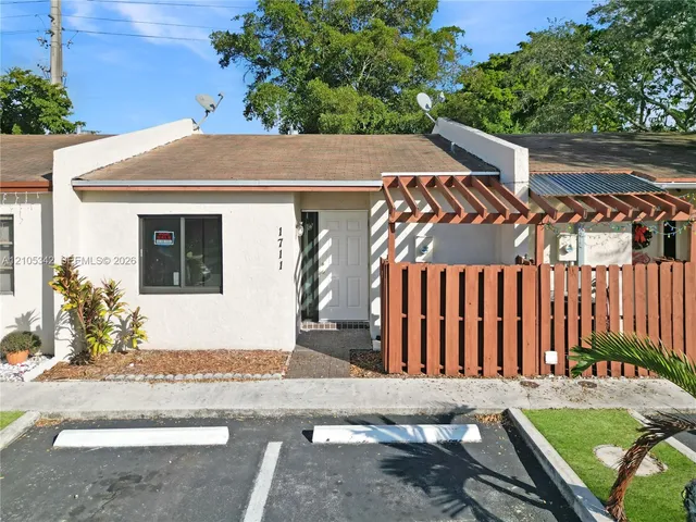 2-bedroom rental at 1711 NW 92nd Avenue, Pembroke Pines