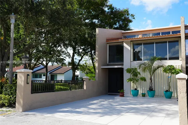 3-bedroom rental at 701 E Coco Plum Circle #8, Plantation