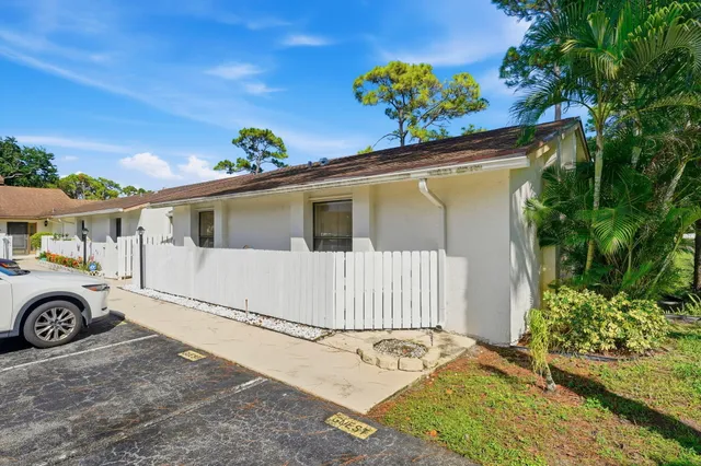 2-bedroom home at 6120 NEWSTEAD Court, Greenacres