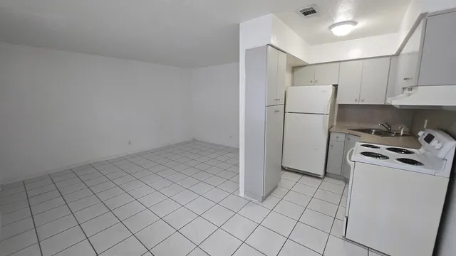 1-bedroom rental at 2501 PIERCE Street #15, Hollywood