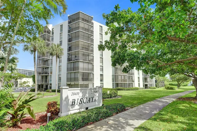2-bedroom rental at 20400 W COUNTRY CLUB Drive #118, Aventura